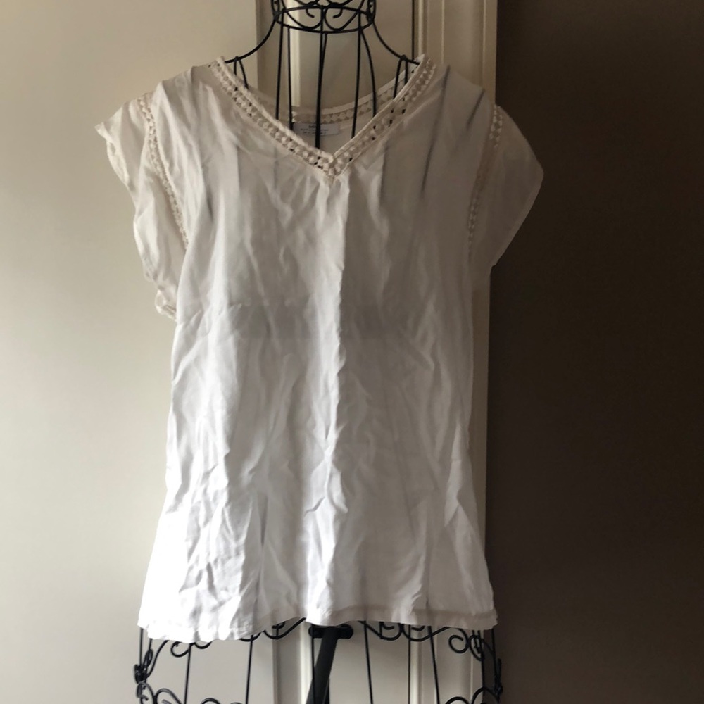 V neck white top
